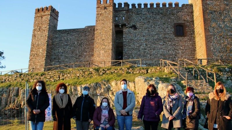 La presidenta de la Diputación visita las obras que se están ejecutando en el Castillo de Cortegana