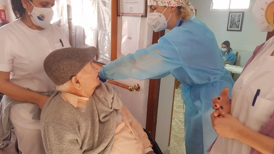 Reciben la segunda dosis de la vacuna los residentes y empleados de una residencia de Punta Umbría