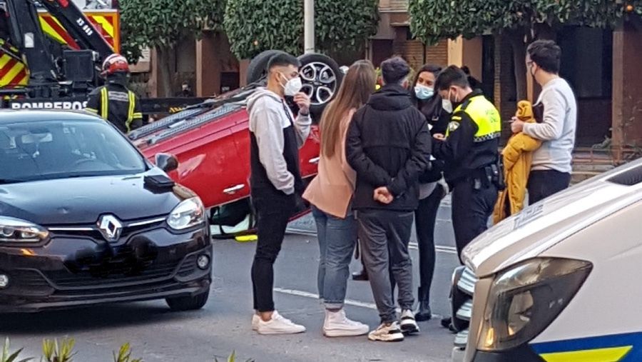 Un joven vuelca con su coche tras impactar con otros dos vehículos