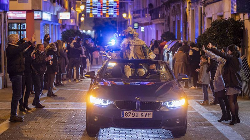 Los Reyes Magos recorren en descapotable la ciudad