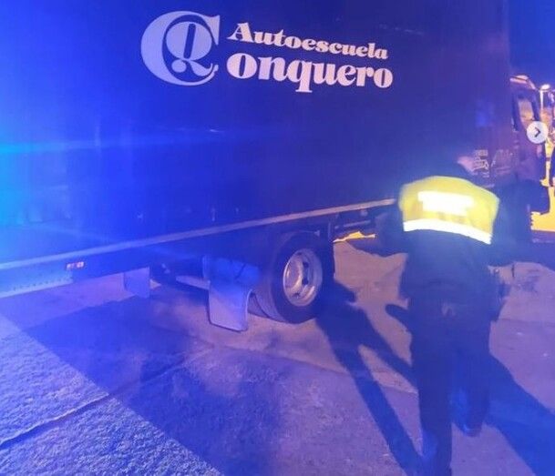 Roba un camión de autoescuela y arrolla con él seis vehículos y daña la fachada de una casa en la calle Virgen de Belén