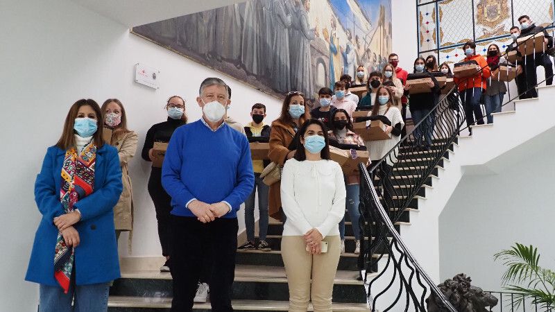 El Ayuntamiento de Palos de la Frontera entrega 43 kits tecnológicos a sus estudiantes