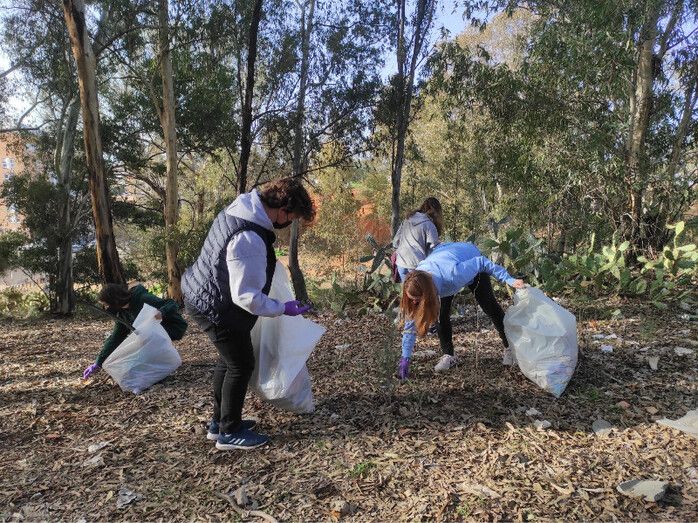 Más de un centenar de menores colabora en la limpieza del Parque Moret y los Cabezos