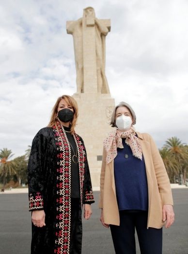 La bisnieta de la escultora del Monumento a Colón visita la zona portuaria onubense