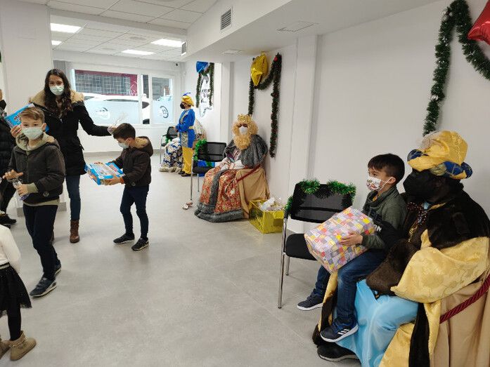 CSIF dona juguetes educativos al área de Pediatría del Hospital Juan Ramón Jiménez