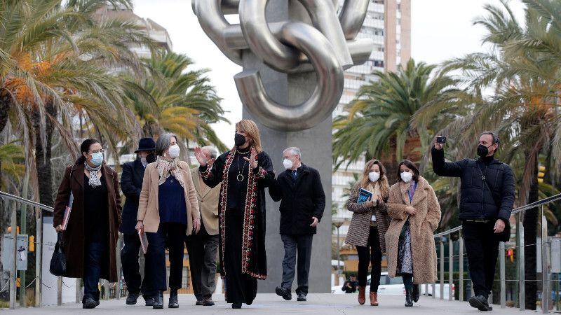 La bisnieta de la escultora del Monumento a Colón visita la zona portuaria onubense