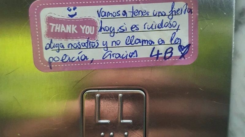 Denunciado por ocasionar ruidos con una fiesta de la que avisó con una pegatina en el ascensor