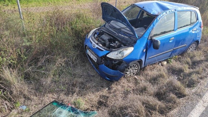 Tres heridos, uno de gravedad, tras la colisión entre un coche y un camión en San Bartolomé