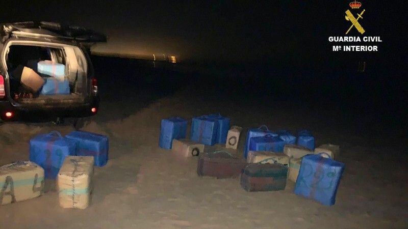 La Guardia Civil sorprende a un grupo de narcos en la playa de La Bota desembarcando droga