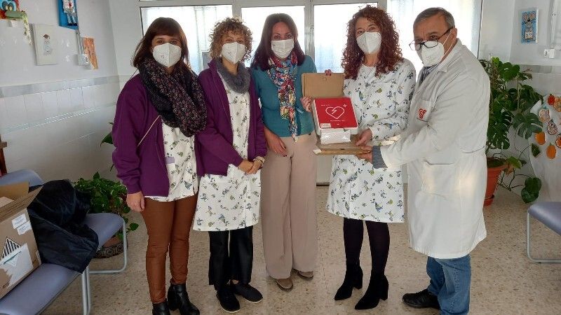 Educación entrega un desfibrilador al CEEE Sagrada Familia de la capital
