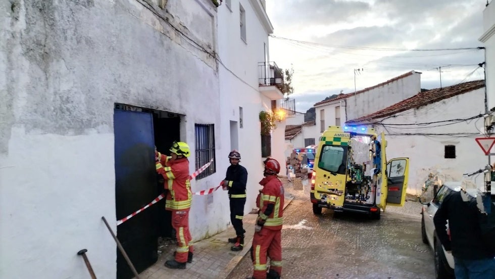Una persona está herida grave tras caerle encima parte de una azotea en un inmueble de Aracena