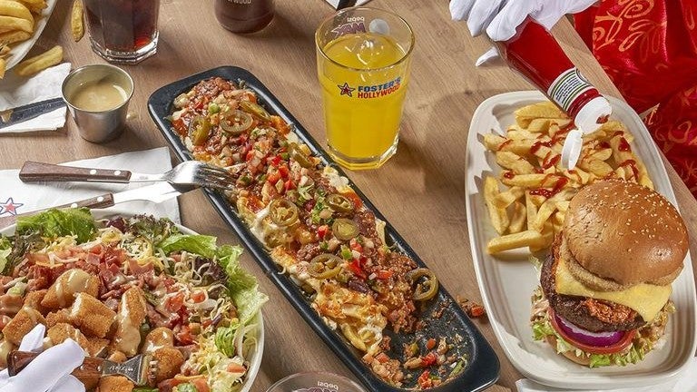 ¿Quieres trabajar en el Foster's Hollywood del Holea? Ha lanzado cinco ofertas de empleo