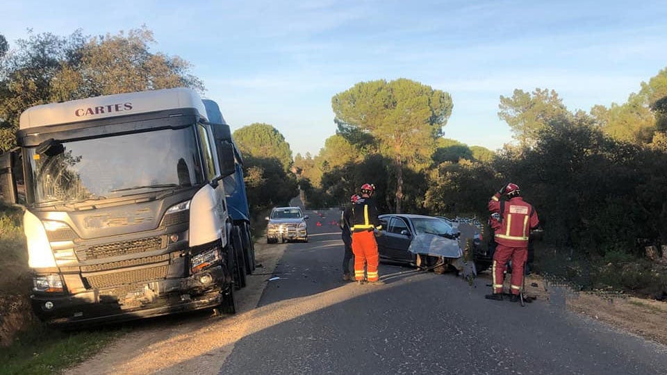 Herida una persona tras la colisión entre dos vehículos en un camino de Moguer