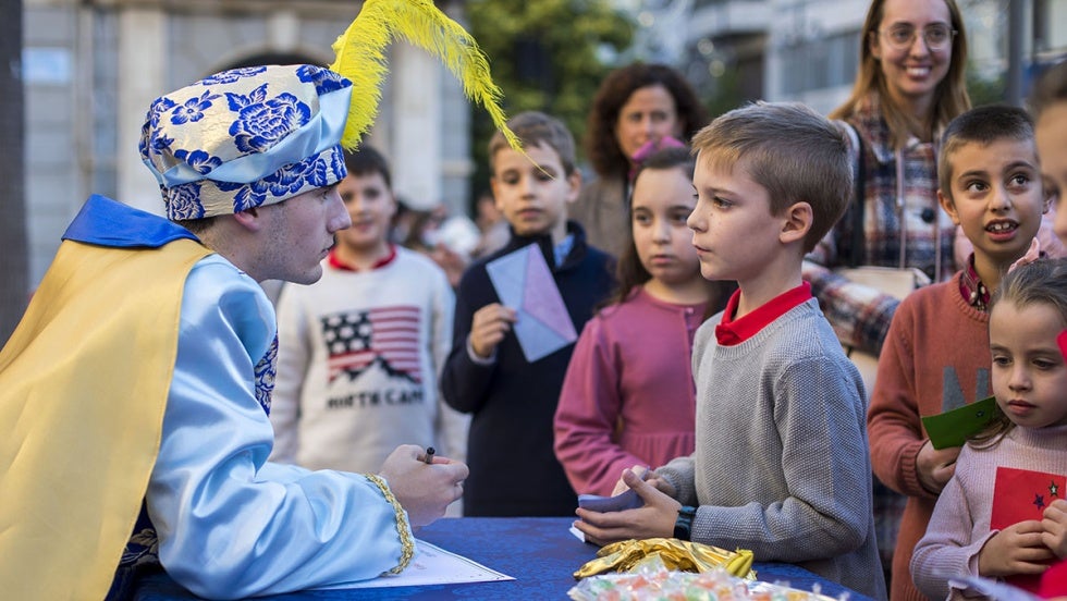 Sus Majestades reciben en Huelva los deseos de los más pequeños