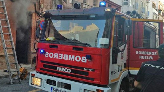 Al menos dos personas afectadas tras declararse un incendio en una vivienda de la plaza del Fandango