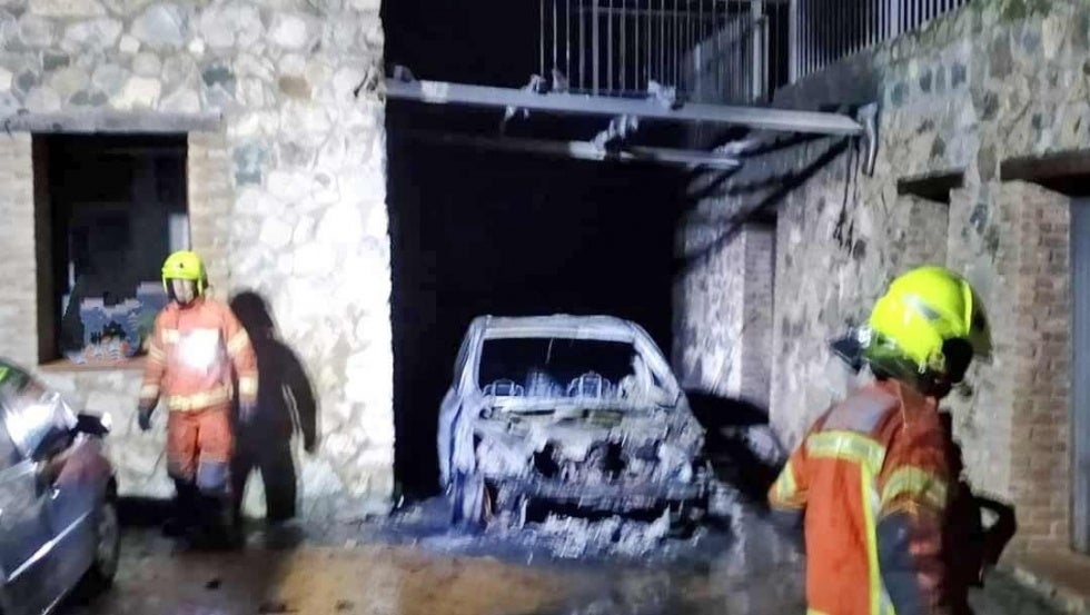 La explosión de tres bombonas complica la extinción de un grave incendio en un restaurante de la sierra