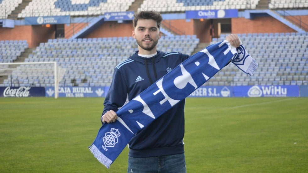 El Recre sorprende con la llegada del centrocampista hispano-polaco Javi Hyjek