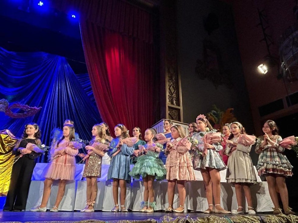 Pórtico carnavalero en Ayamonte con la presentación del cartel y las cortes infantil y juvenil