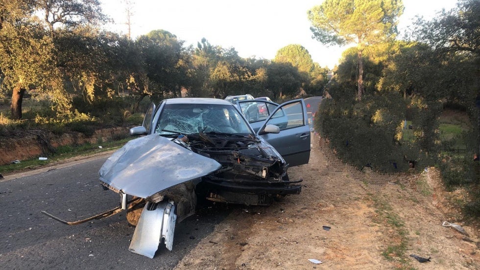 Herida una persona tras la colisión entre dos vehículos en un camino de Moguer