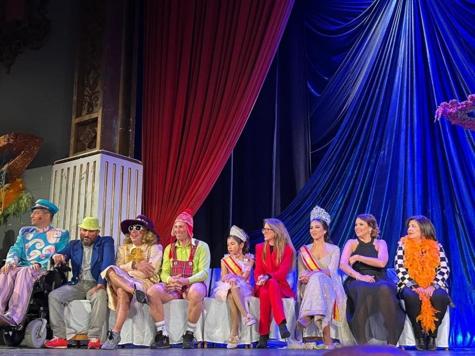 Pórtico carnavalero en Ayamonte con la presentación del cartel y las cortes infantil y juvenil