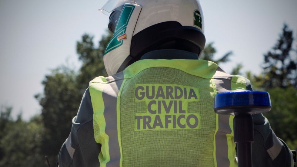 Conducción temeraria en la A-49: Un vehículo circulaba con dos personas sentadas encima del maletero