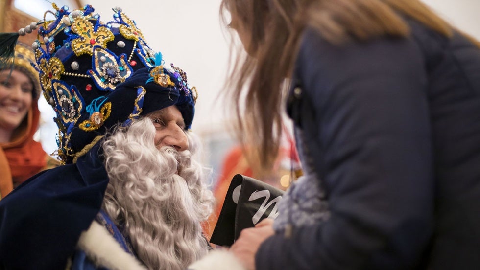 Los Reyes llevan su magia a quienes no podrán acompañarlos durante la tarde