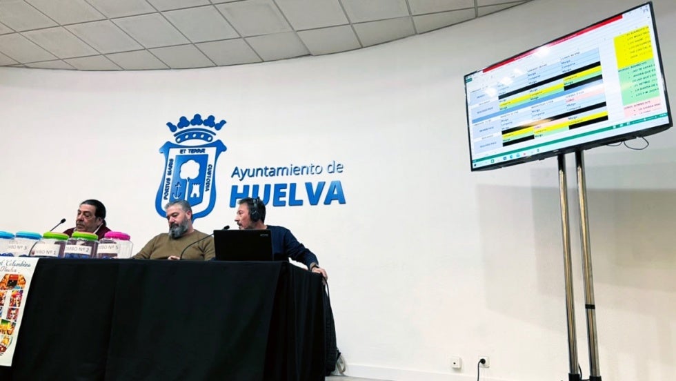 Una chirigota sevillana, la primera de las 33 agrupaciones del concurso del Carnaval Colombino