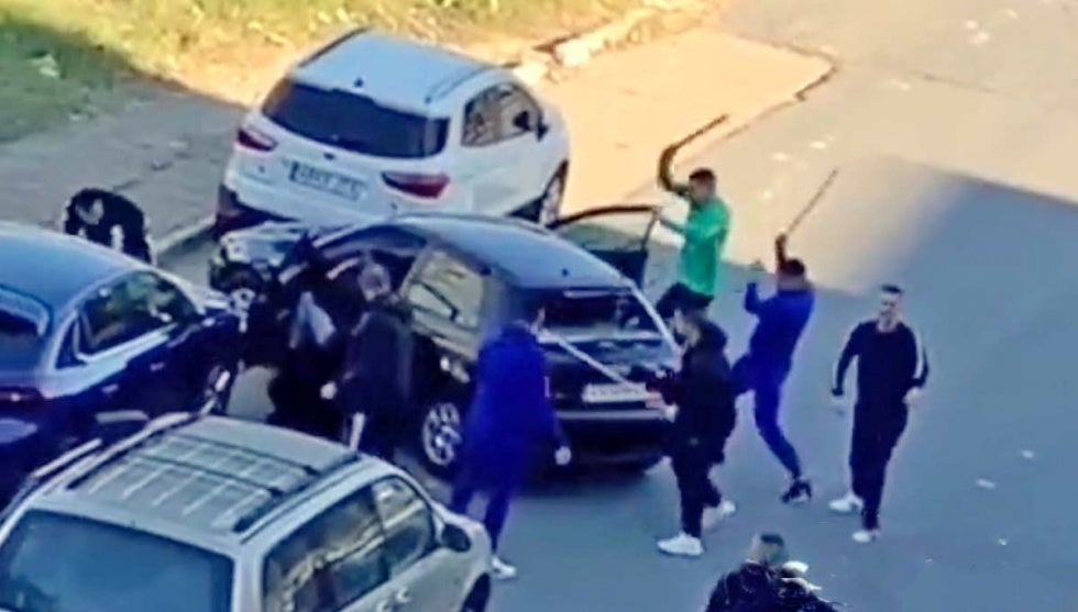 Un grupo de jóvenes la emprende a palos con el vecino que se atrincheró con una bombona