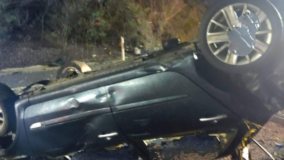 Trasladan de gravedad al hospital Juan Ramón Jiménez a un hombre que resultó herido tras volcar su vehículo en la A-49