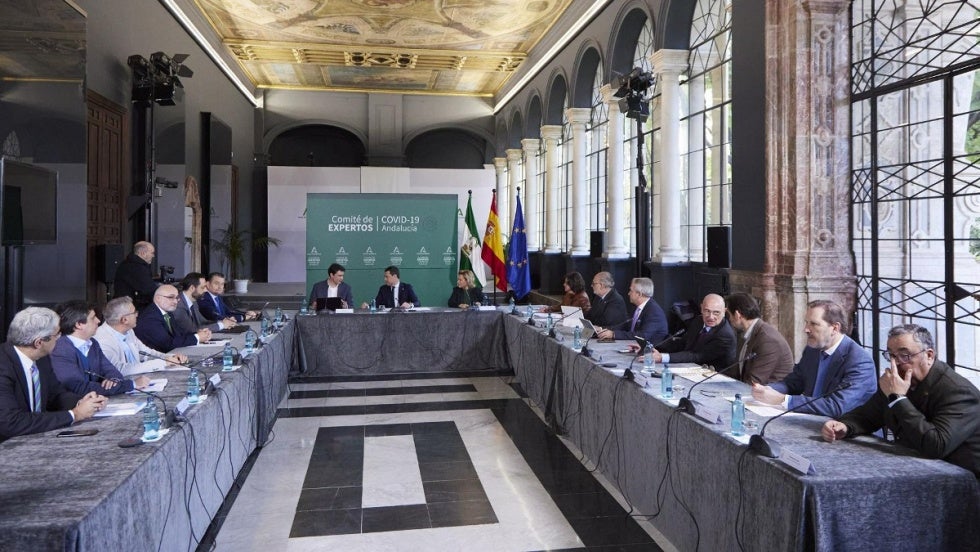 La Junta no recula y aboga porque se mantenga la mascarilla obligatoria en el transporte público en Andalucía