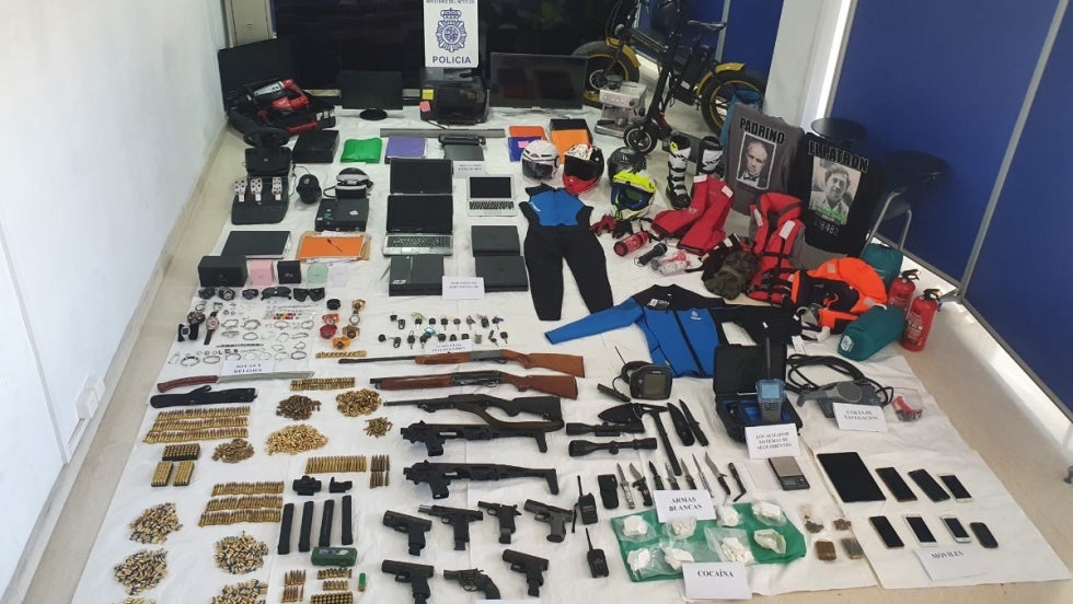 Golpe al tráfico de hachís en la costa onubense: 19 detenidos, 1,6 toneladas interceptadas, armas, joyas, barcos y coches
