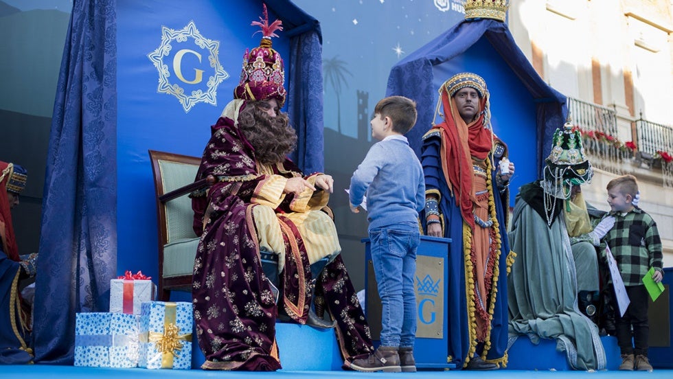 Sus Majestades reciben en Huelva los deseos de los más pequeños