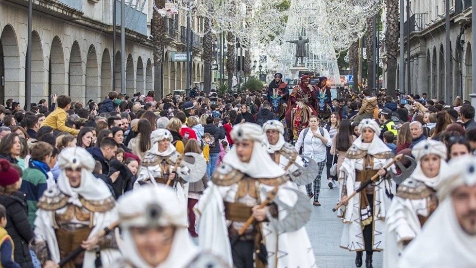 El impresionante desfile del Heraldo Real y su comitiva saca a Huelva a la calle