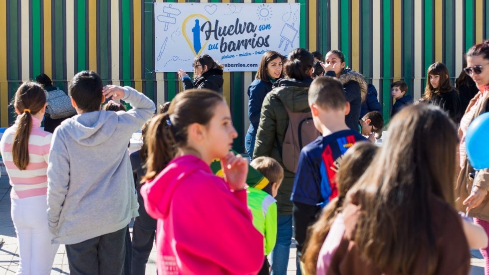 ‘Huelva son sus barrios’ pone a más de medio centenar de menores pintando La Orden