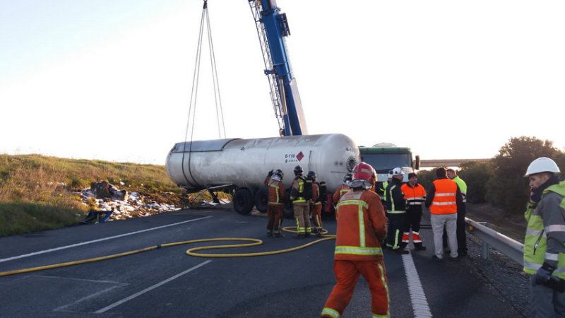 Prosiguen las labores de trasvase del camión accidentado en Bonares con la A-49 cortada