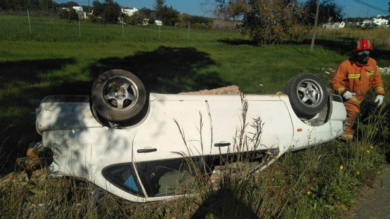 Sale ileso tras un aparatoso vuelco de su vehículo en la N-31