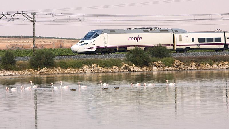 Restablecida la conexión férrea entre Sevilla y Huelva tras el alcance de un tren al remolque de un tractor