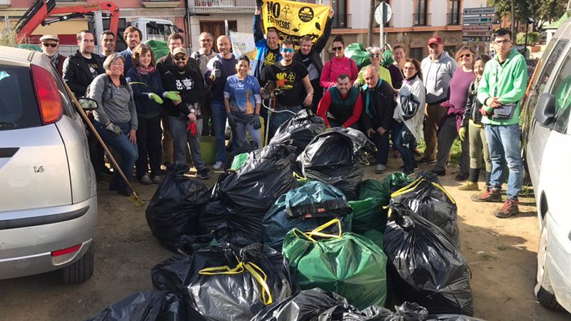 Recogen casi un centenar de sacos de basura del cabezo Mundaka