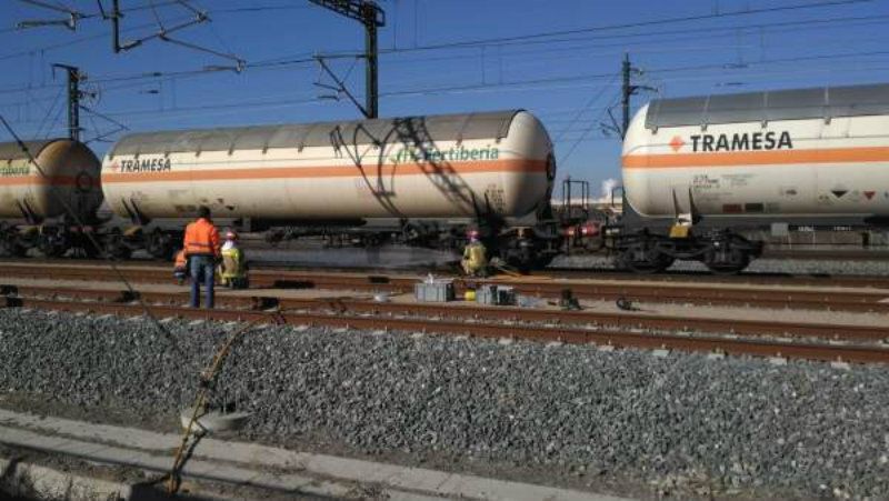 Un tren de mercancías cargado de amoniaco que viajaba de Huelva a Burgos sufre una pequeña fuga
