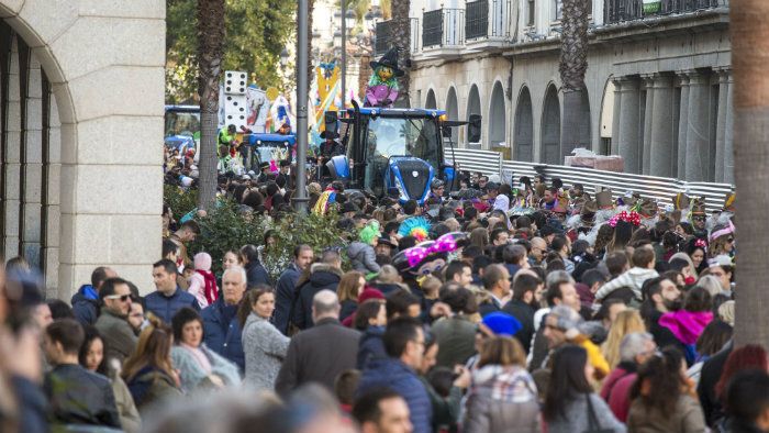 La Huelva carnavalera se echa a la calle con su cabalgata