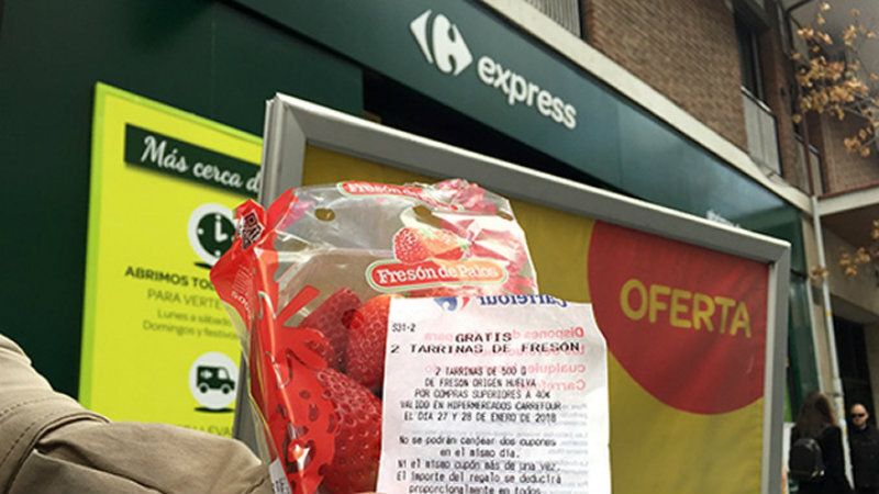 Carrefour vuelve a 'devaluar' el precio del fresón de Huelva regalando tarrinas por compras superiores a 40 euros