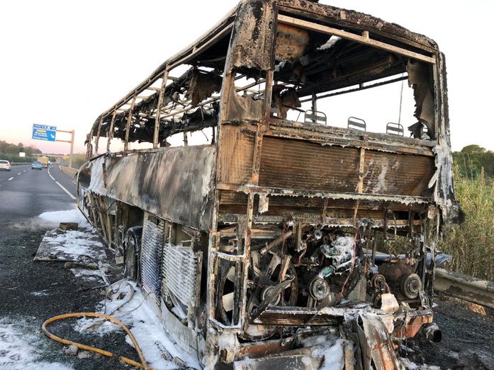 El incendio de un autobús a la altura de Villarrasa se salda sin heridos