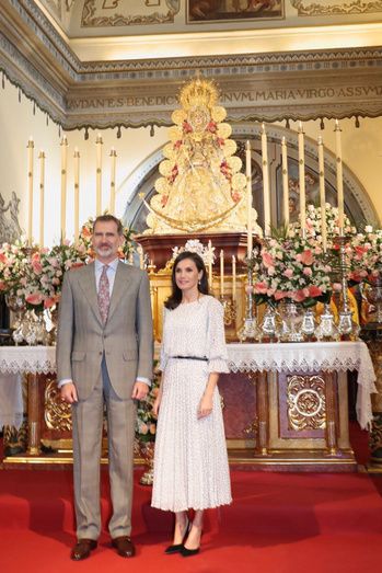 Caluroso recibimiento en Almonte a los Reyes en su visita a la Virgen del Rocío