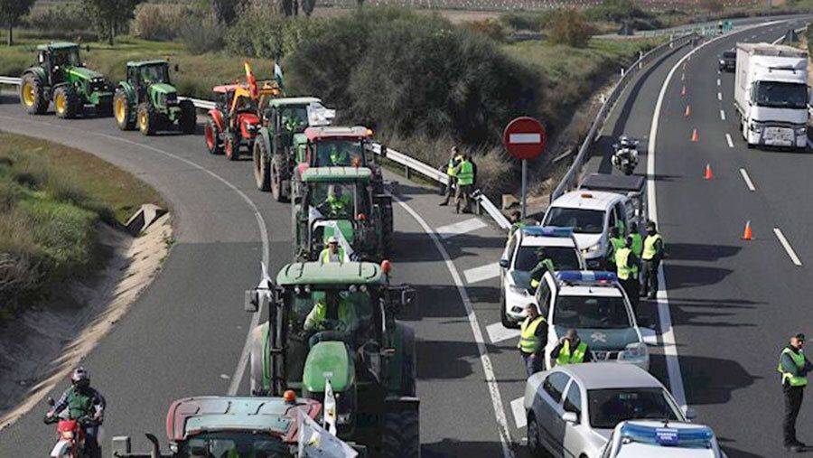 Los agricultores cortarán este jueves la A-49 junto a la frontera