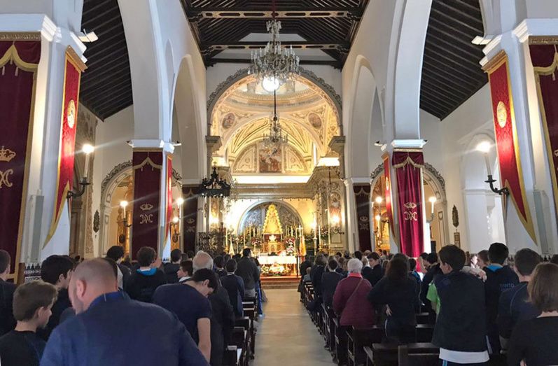 Alumnos y profesores del Santo Ángel peregrinan de El Rocío a Almonte