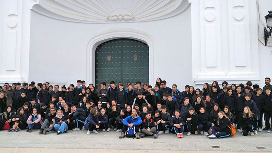 Alumnos y profesores del Santo Ángel peregrinan de El Rocío a Almonte