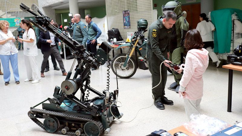 El perro Tor, gran atracción en la exhibición de medios de la Guardia Civil en el Hospital Juan Ramón Jiménez