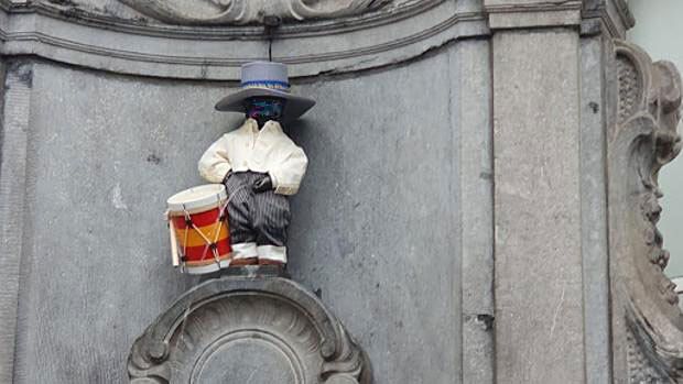 El Manneken Pis se vistió de rociero