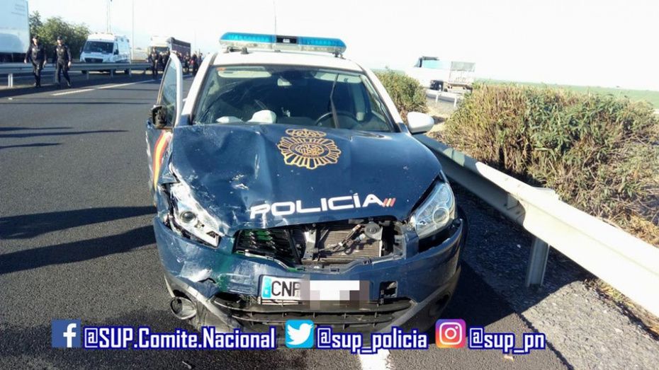 Dos policías heridos tras chocar con un coche al que perseguían cuatro patrullas por la A-49