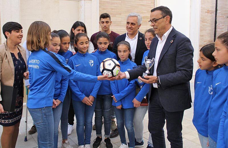 El presidente de la Diputación recibe a la selección provincial alevín de fútbol femenino, campeona de Andalucía